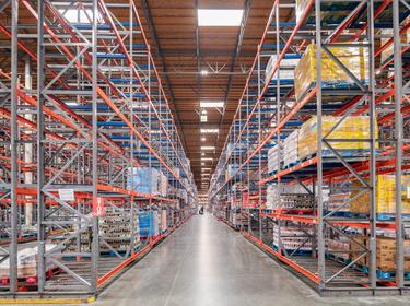 Large racking system in a warehouse