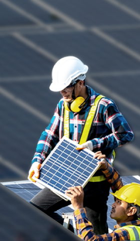 Solutions Énergie et durabilité de Prologis employés installant des panneaux solaires Solutions Énergie et durabilité de Prologis employés installant des panneaux solaires