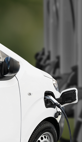 Solution Mobilité de Prologis voiture en train de charger Solution Mobilité de Prologis voiture en train de charger