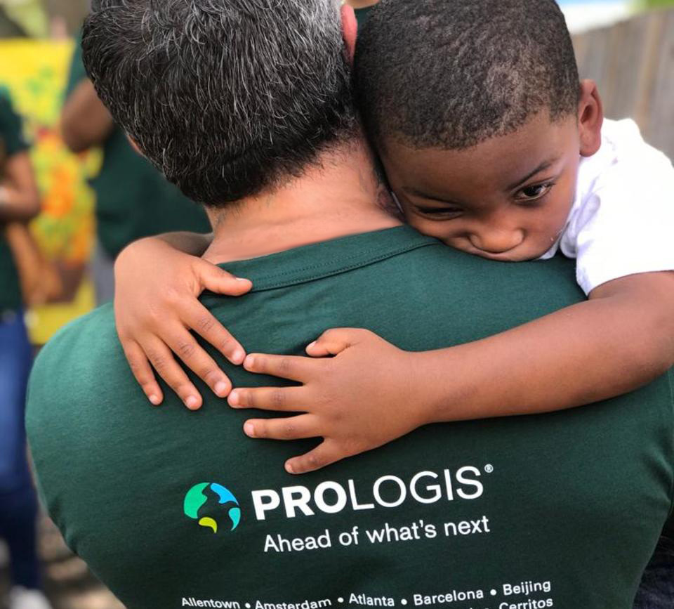 Enfant dans les bras d'un employé Prologis à l'occasion de l'IMPACT Day Enfant dans les bras d'un employé Prologis à l'occasion de l'IMPACT Day
