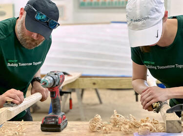 Deux employés Prologis poncent du bois dans le cadre d'un projet IMPACT Day Deux employés Prologis poncent du bois dans le cadre d'un projet IMPACT Day
